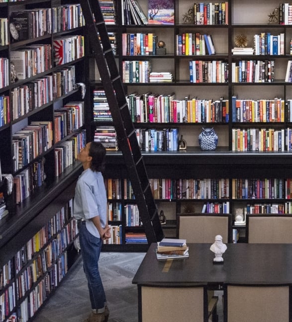 Lady exploring the Heathman hotel's library